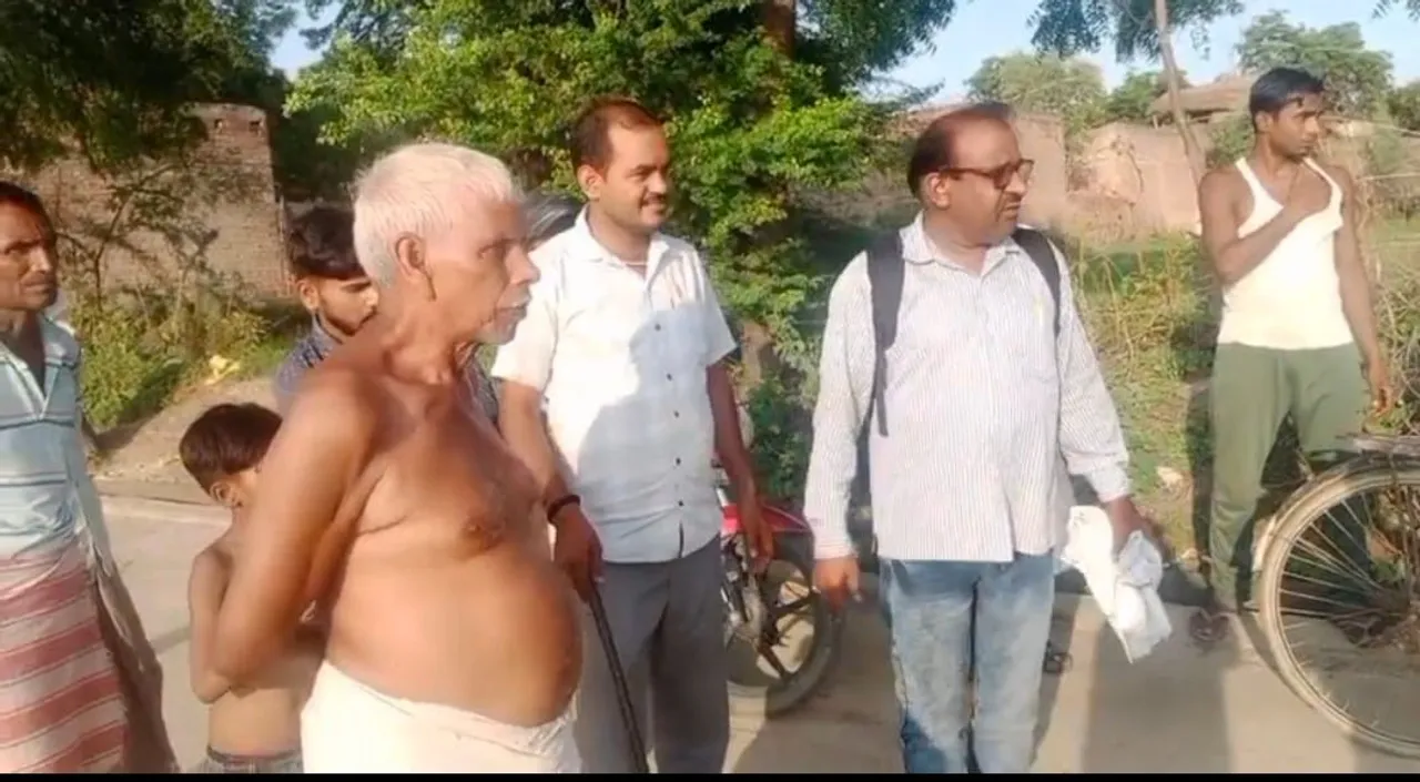 जलालाबाद की ग्राम पंचायत भरथौली में विकास कार्यों की जांच को पहुंचे जेई ग्रामीणों से जानकारी लेते हुए