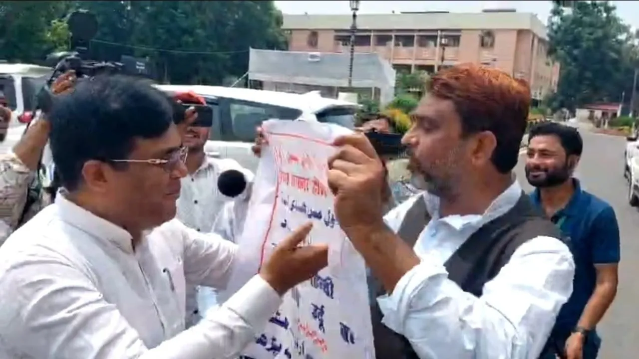 AIMIM MLA Akhtarul Iman protesting outside Bihar Assembly