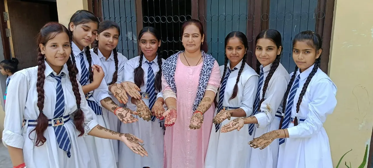 स्वामी विवेकानंद स्कूल में हरियाली तीज पर मेहंदी प्रतियोगिता में शामिल छात्राएं
