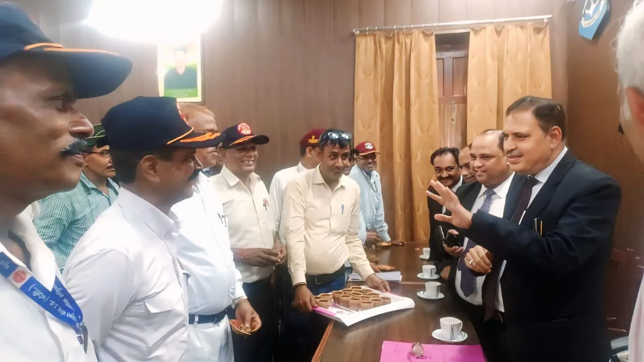 जिला सैनिक कल्याण कार्यालय में लीगल एड क्लीनिक शुभारंभ के दौरान पूर्व सैनिकों को संबोधित करते जनपद न्यायाधीश विष्णु कुमार शर्मा  दा