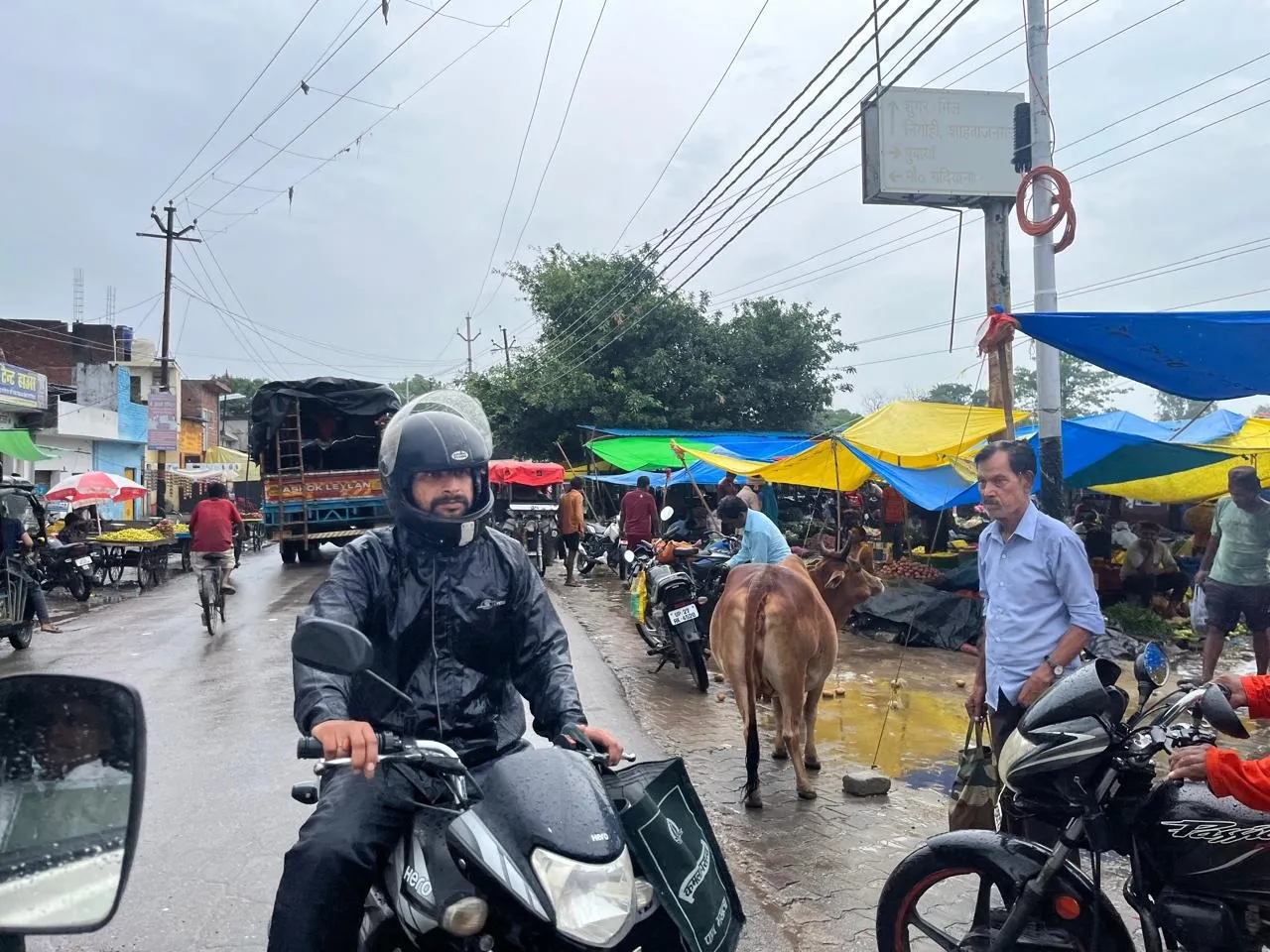 बाारिश से सराबोर शहर की सडके व दुकानों पर तने तिरपाल
