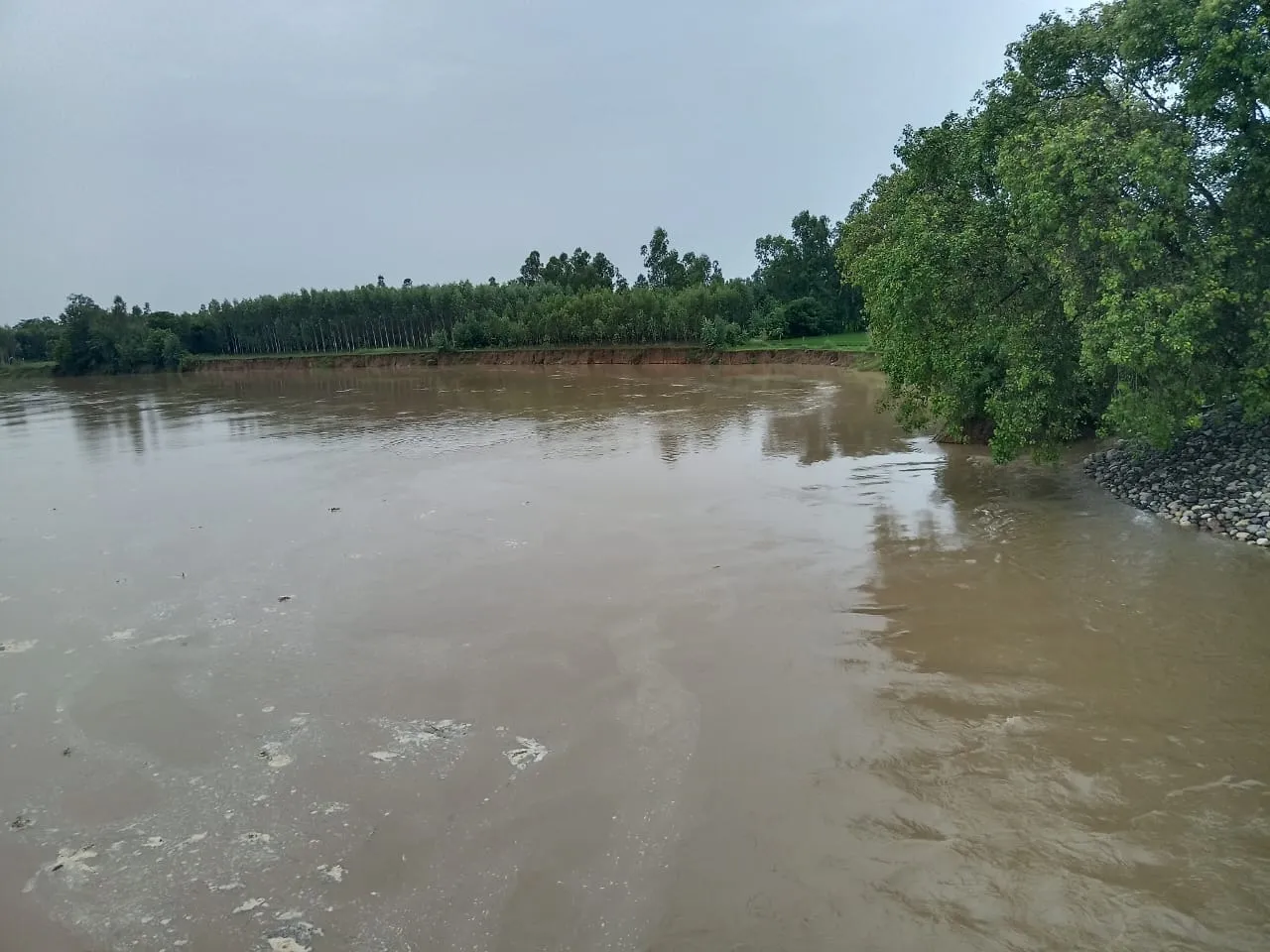 दियूनी बैराज से गर्रा नदी में पानी छोडे जाने से बढे जलस्तर का दृश्य