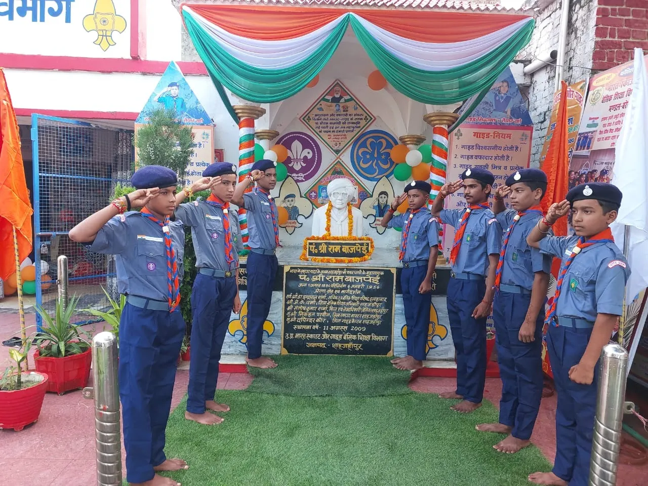 भारत स्काउट गाइड के जनक पंडित श्रीराम वाजपेयी की जयंती  की पूर्व संध्या पर उनकी प्रतिमा के समक्ष तैयारियां को अंतिम रूप देने के बाद सैल्यूट करते स्काउट छात्र