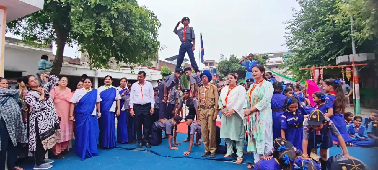 भारत स्काउट गाइड के जनक पंडित श्रीराम वाजपेयी के जन्मोत्व पर आयोजित समारोह में मीनार प्रदर्शन करते स्काउट, पास खडे नगर आयुक्त डा विपिन कुमार मिश्रा, बीएसए दिव्या गुप्ता व गाइड कैप्टन दपिंदर कौर व स्काउट मास्टर निकहत परवीन