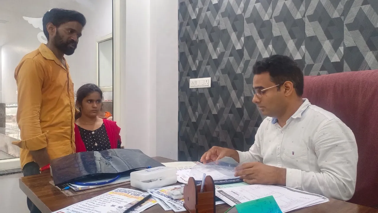 बिजलीपुरा स्थित एडवांस केयर अस्पताल में मरीज को देखते न्यूरोसर्जन dr मो. शाकिर