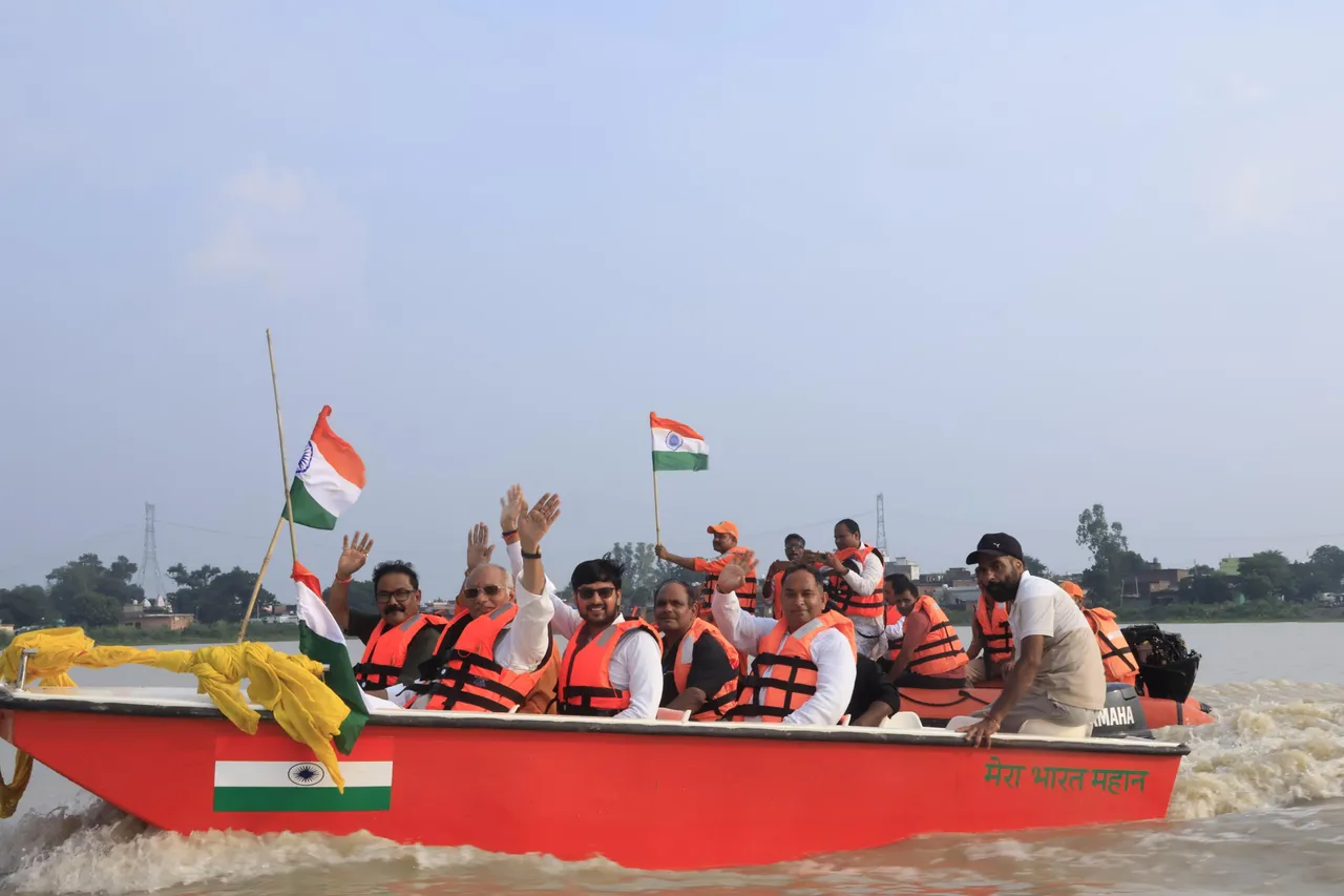 महाभारत कालीन लिलौर झील में नौका विहार करते हुए यूपी सरकार के पशुपालन मंत्री धर्मपाल सिंह