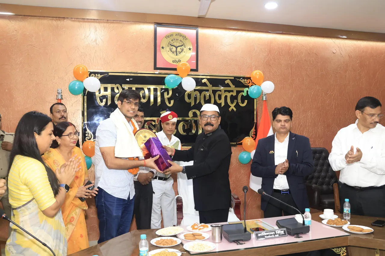 स्वतंत्रता दिवस पर बरेली के सुमित यादव को सम्मानित करते हुए डीएम अविनाश सिंह