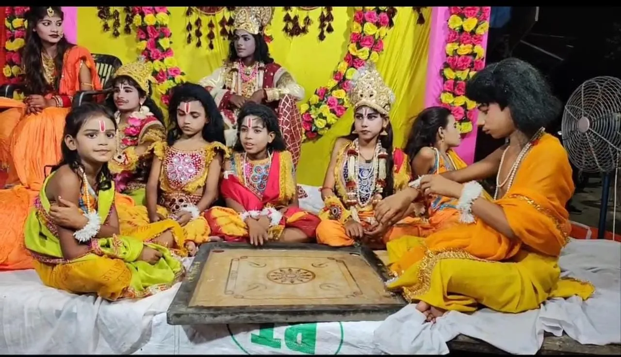 श्रीकृष्ण जन्माष्टमी पर भव्य रूप से राधा कृष्ण के स्वरूप में सजे बच्चे