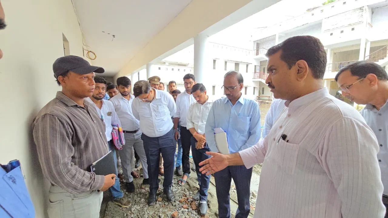 आला हजरत उर्स के मद्देनजर मार्गों का निरीक्षण करते अधिकारी