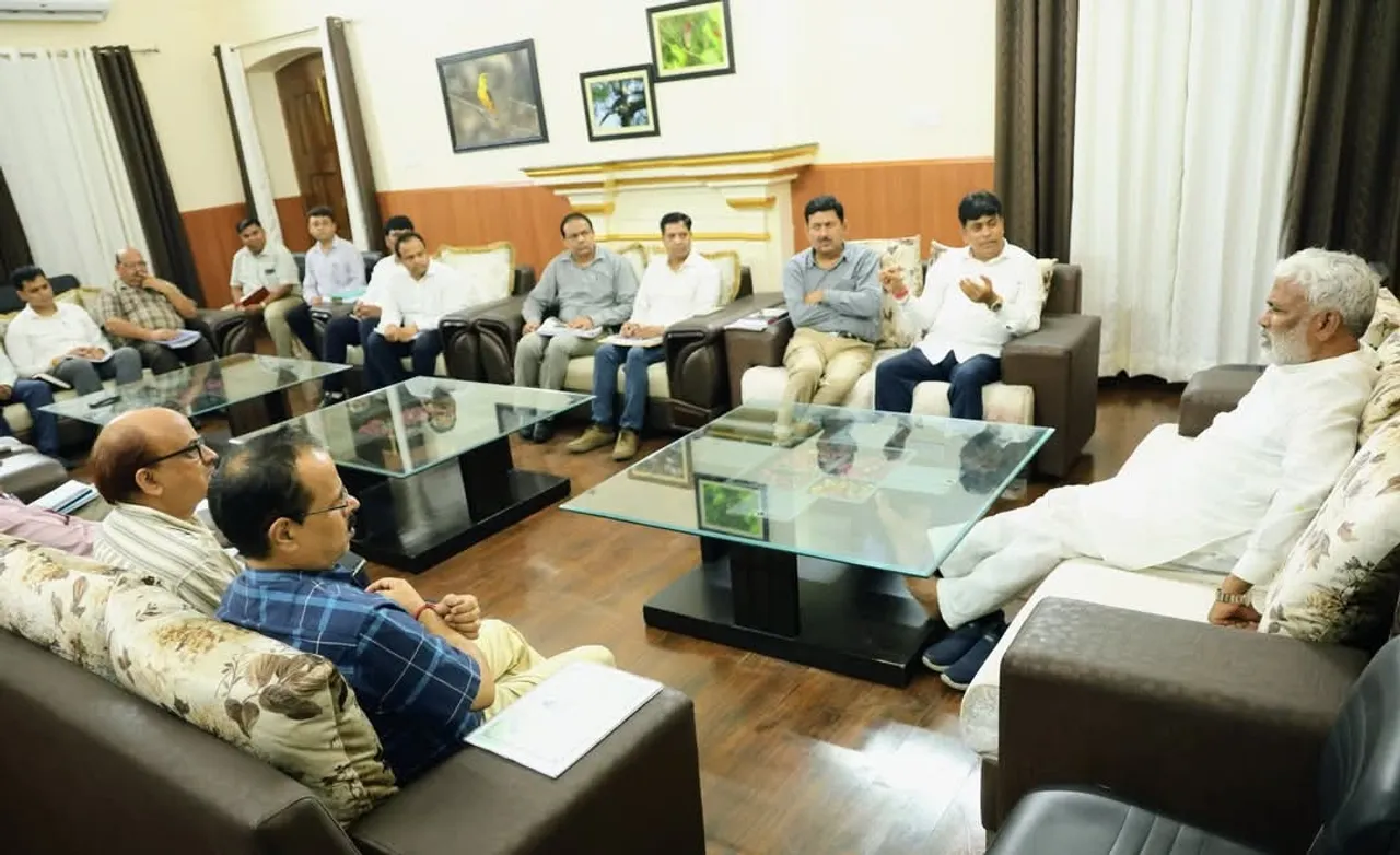 बरेली में सिंचाई और उनसे जुड़े विभाग के अफसिरों की मीटिंग लेते यूपी सरकार के जलशक्ति मंत्री स्वतंत्र देव सिंह