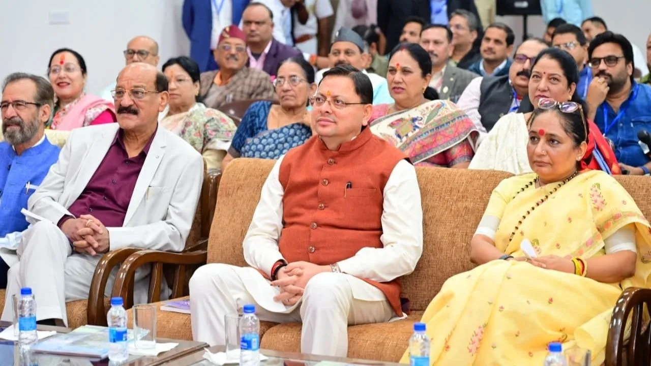 CM dhami and Ritu Khandoori in Assembly Building, Bhararisain
