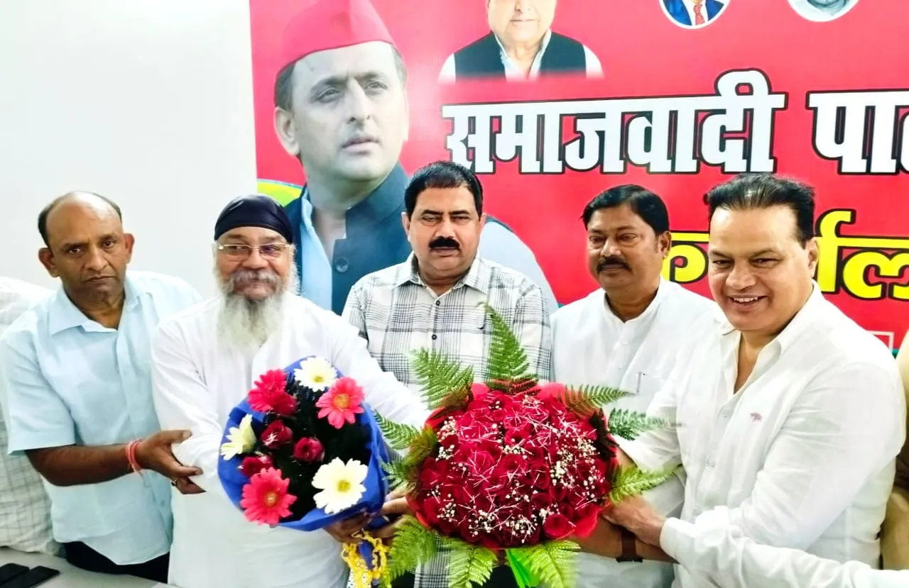 सपा की बैठक में सपा जिलाध्यक्ष शिवचरन कश्यप, विधायक अताउर्रहमान व अन्य