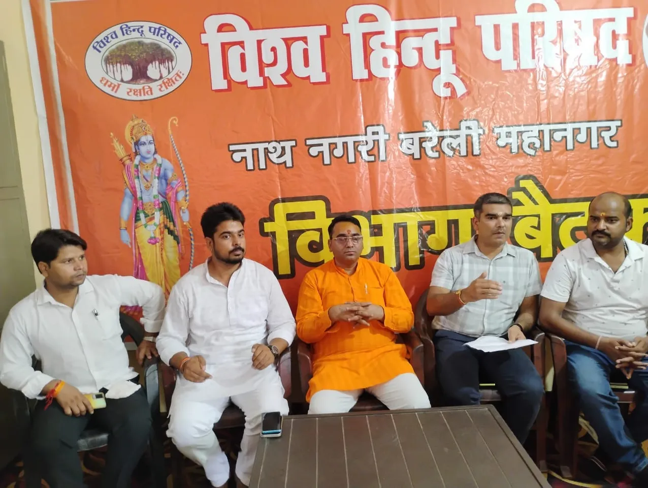 जायरीनों को कंपोजिट विद्यालय में ठहराने का विरोध करते हुए  विश्व हिंदू परिषद