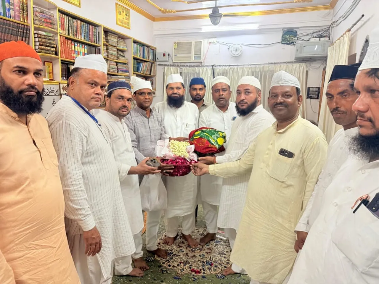 झारखंड के राज्यपाल संतोष कुमार गंगवार की चादर लेकर पहुंचे परवेज मियां