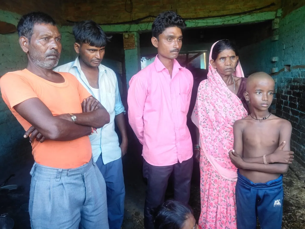हंसराज की अंत्येष्टि के बाद शोक संतृप्त बेटा हर्षल, मां उर्मिला व स्वजन