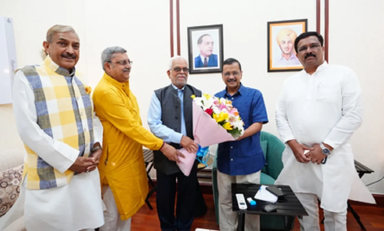 Kejriwal meets Sudarshan Reddy