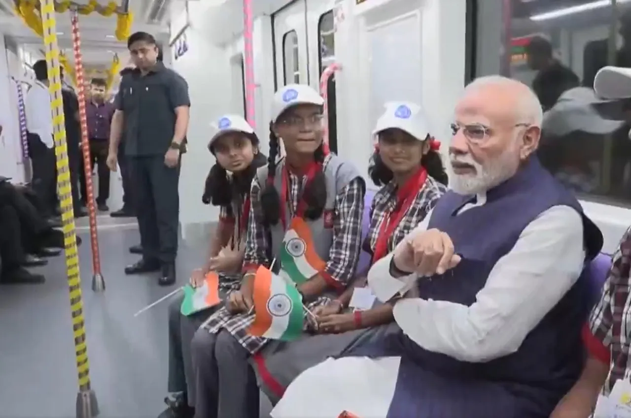 Modi in Kolkata metro