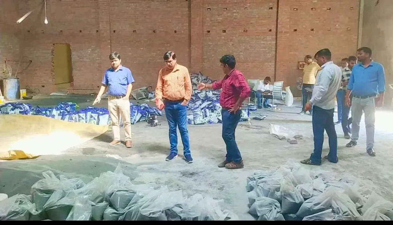 मोहम्मदी रोड स्थित वेयर हाउस में नकली खाद बनाने वाले पाउडर व अन्य सामान को देखते अधिकारी