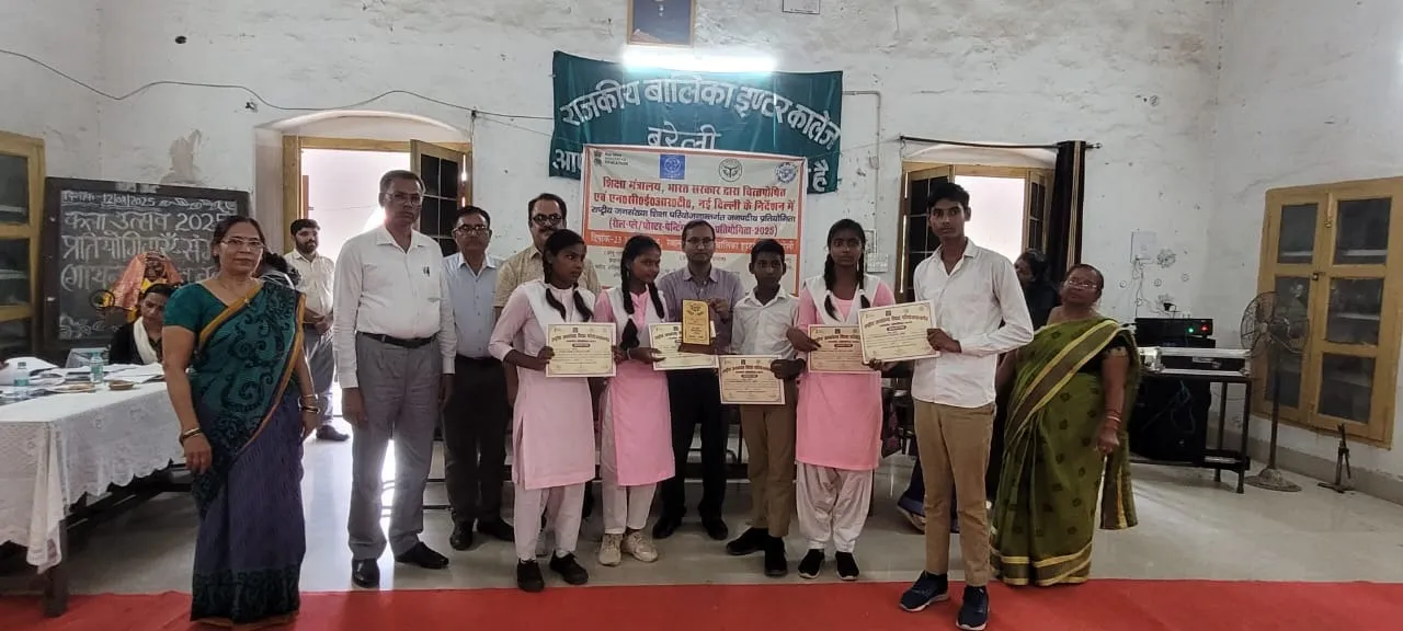 जीजीआईसी में छात्राओं की निबंध और पोस्टर प्रतियोगिता