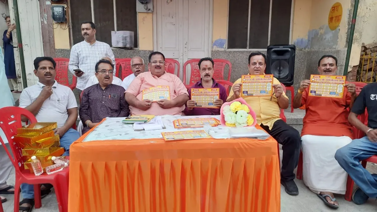 गणेश चतुर्थी के कार्यक्रम की जानकारी देते हुए आयोजक