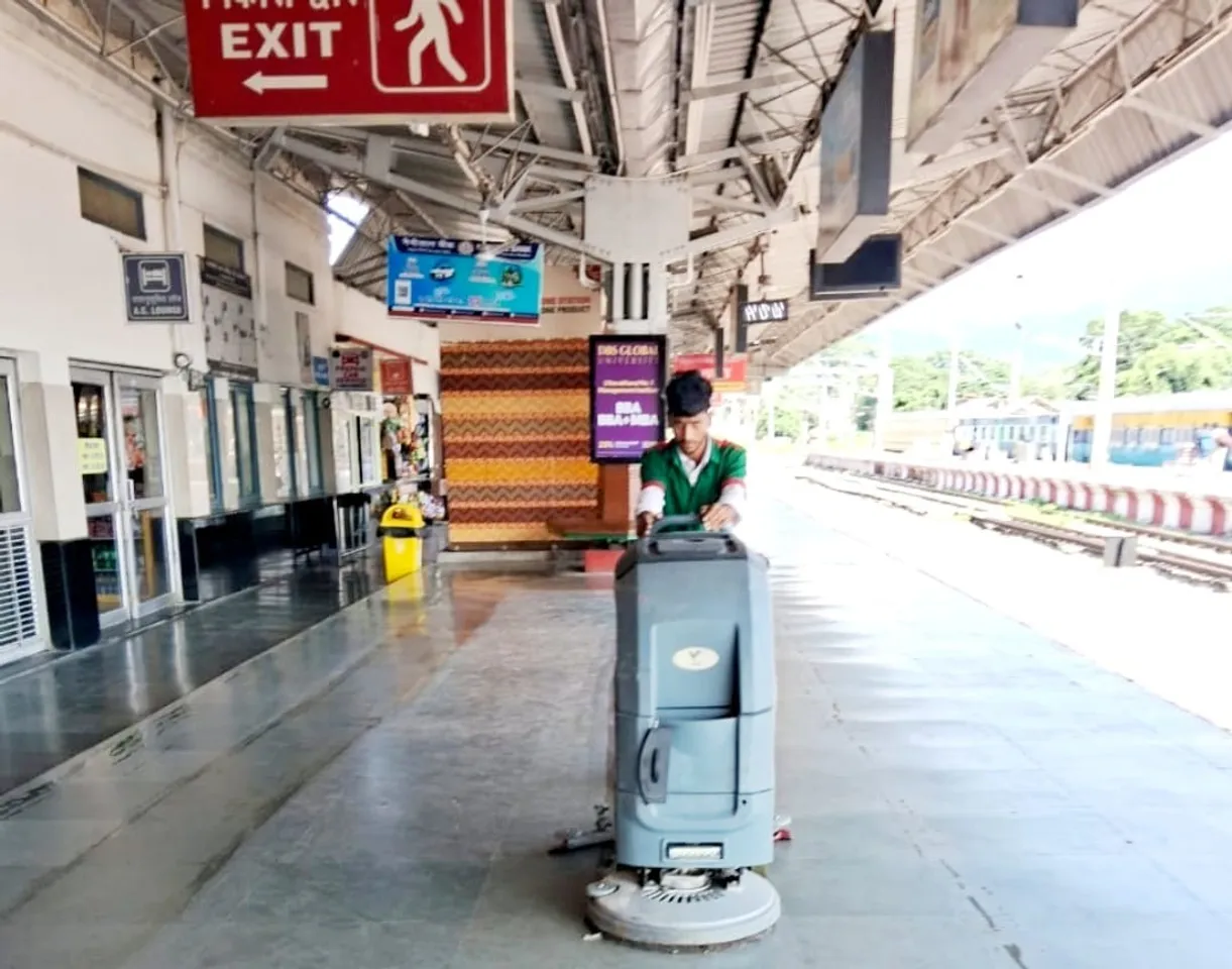 सफाई के बाद चमका रेलवे स्टेशन