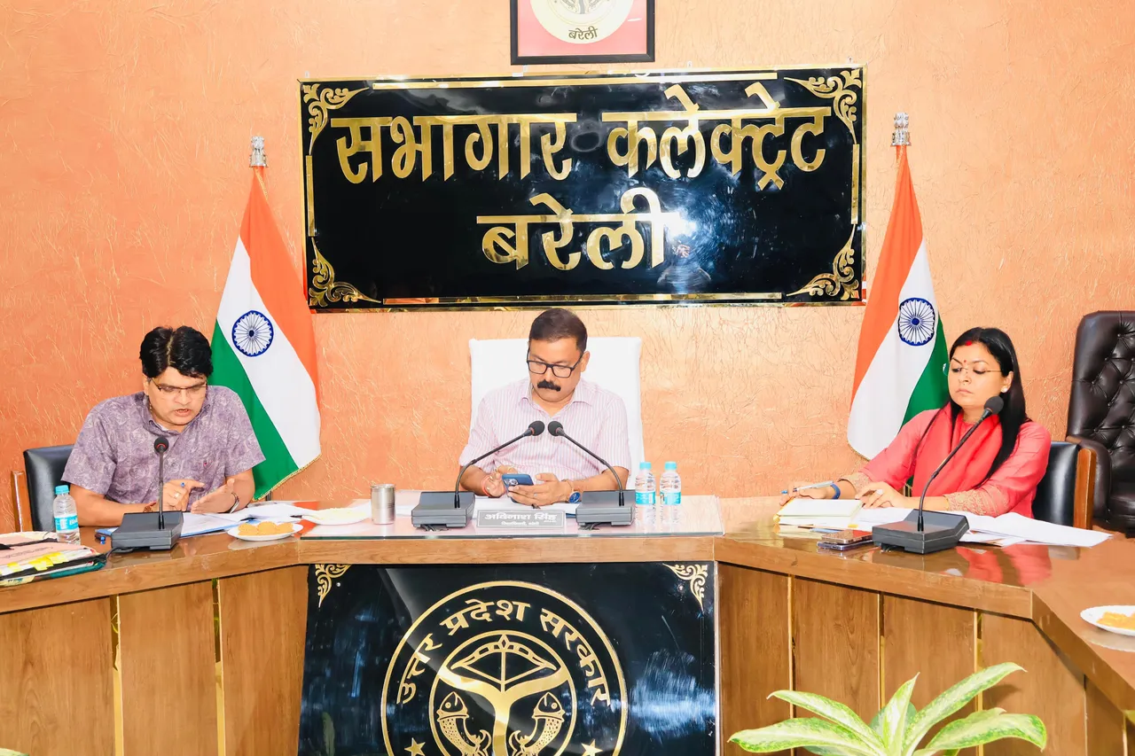 मतदाता पुनरीक्षण अभियान की मीटिंग में डीएम अविनाश सिंह
