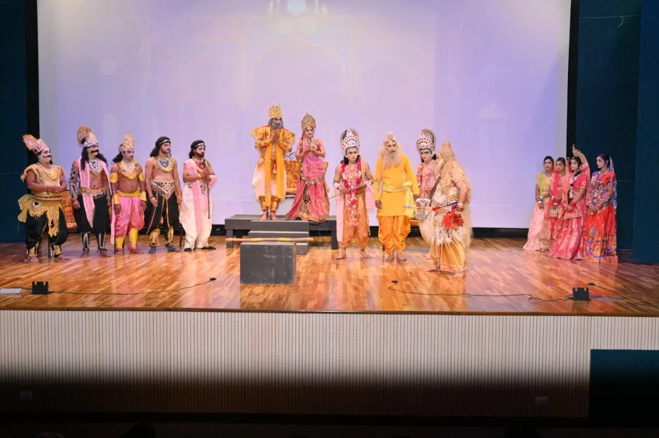 राधेश्याम रामायण की कथा का मंचन करते हुए कलाकार