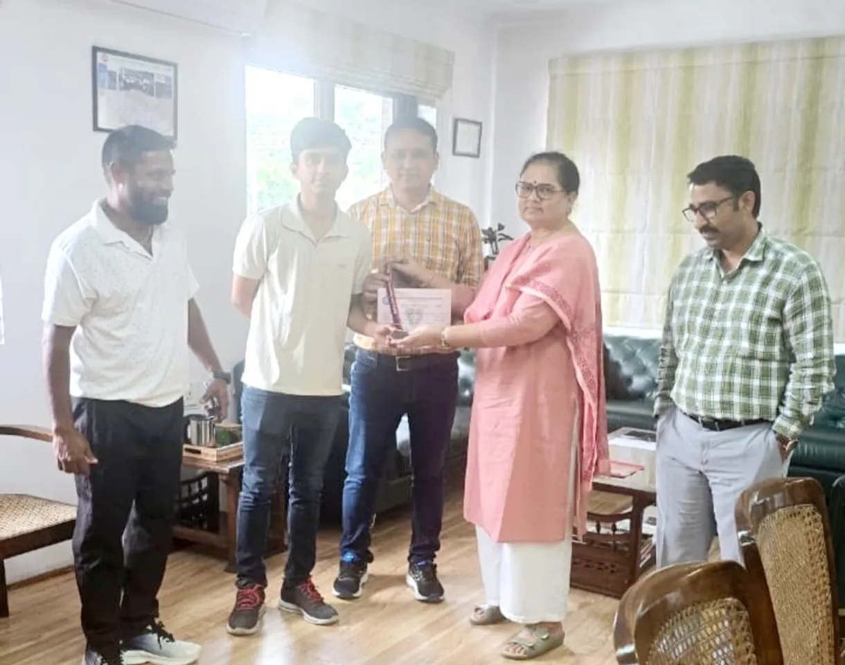 बैडमिंटन चैंपियन शिप प्रतियोगिता में विजेता प्रतिभागियों को ट्राफी देते हुए मंडल रेल प्रबंधक