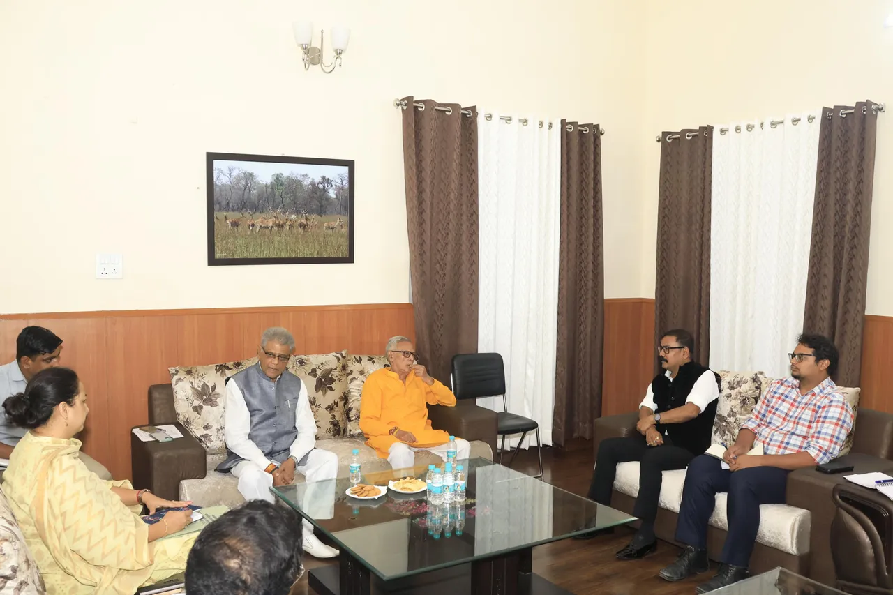 अधिकारियों की मीटिंग में वन पर्यावरण मंत्री डॉ अरुण कुमार