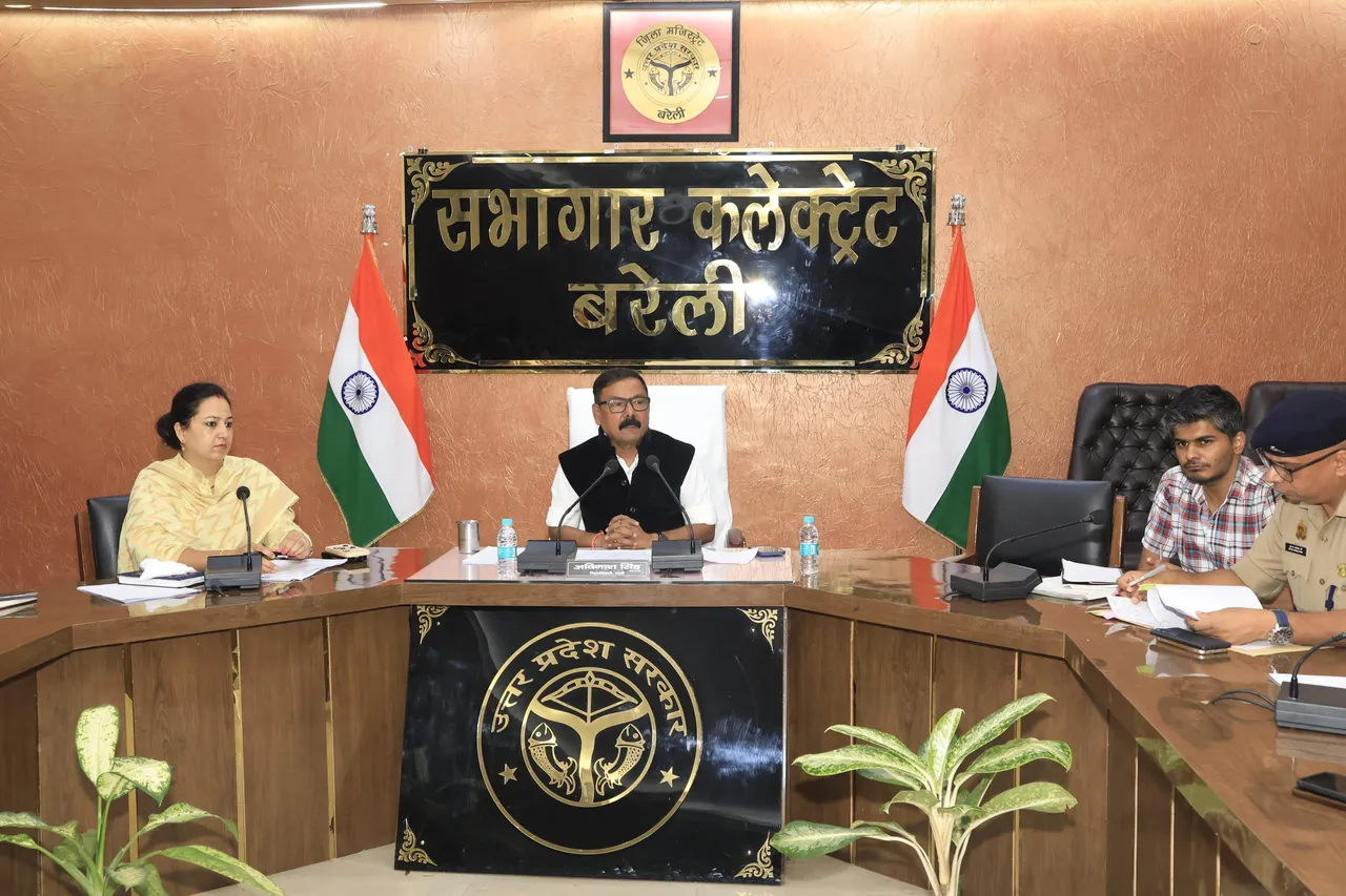 शहर के ड्रेनेज और सीवरेज सिस्टम की व्यवस्था पर मीटिंग लेते डीएम अविनाश सिंह