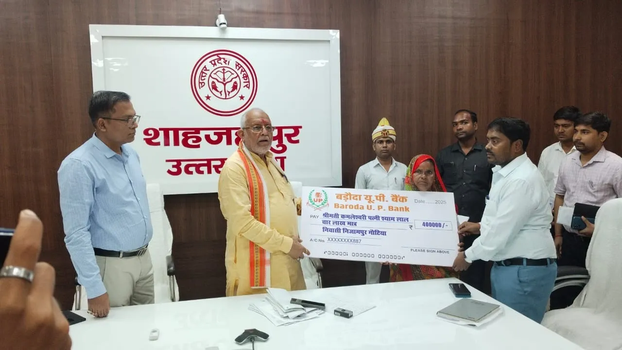 मृतक की मां को चेक प्रदान करते वित्तमंत्री सुरेश खन्ना