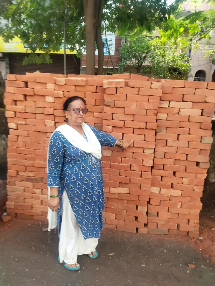 ठेकेदार ने सड़क और नाली निर्माण में लगाई दोयम दर्जे की पीला ईंट