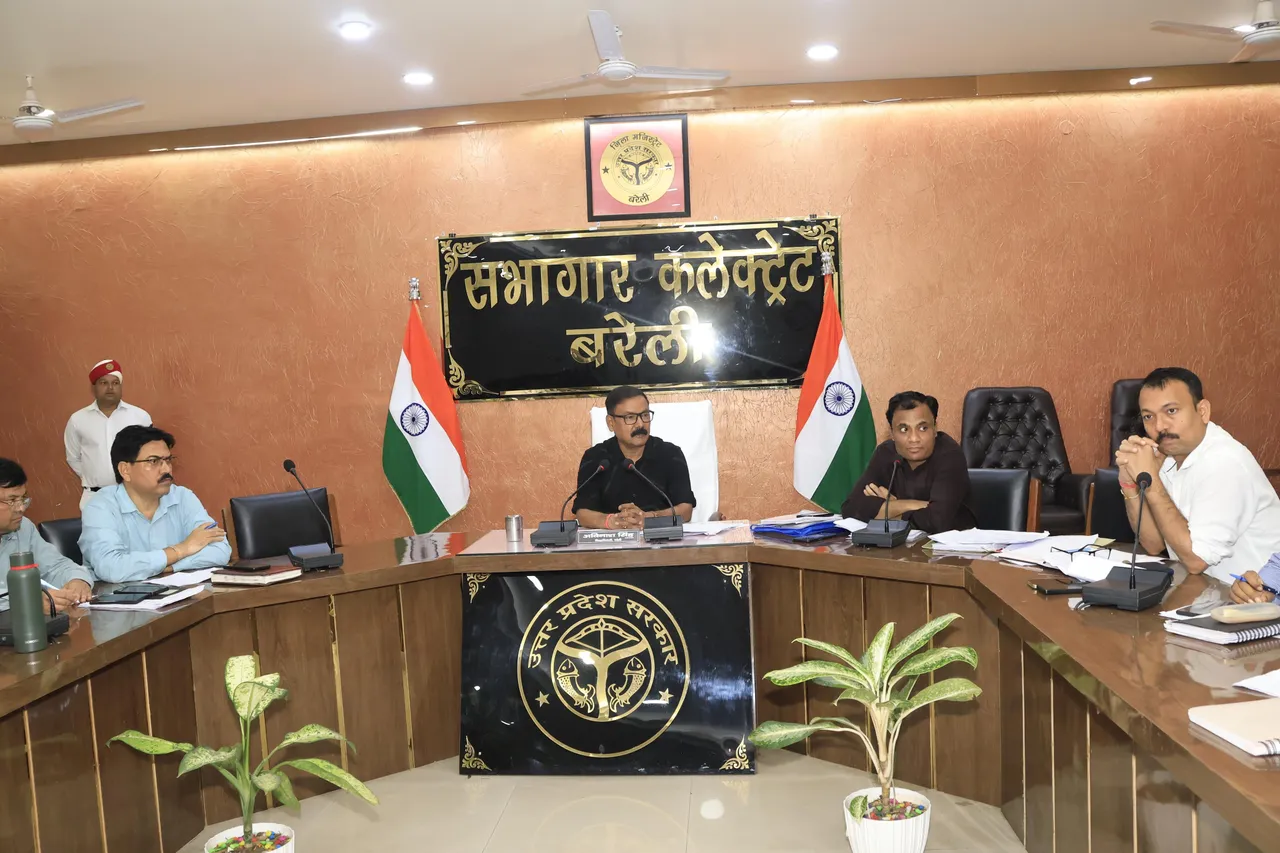 शहर में जुलूस निकलने के मद्देनजर अधिकारियों की बैठक लेते हुए डीएम अविनाश सिंह