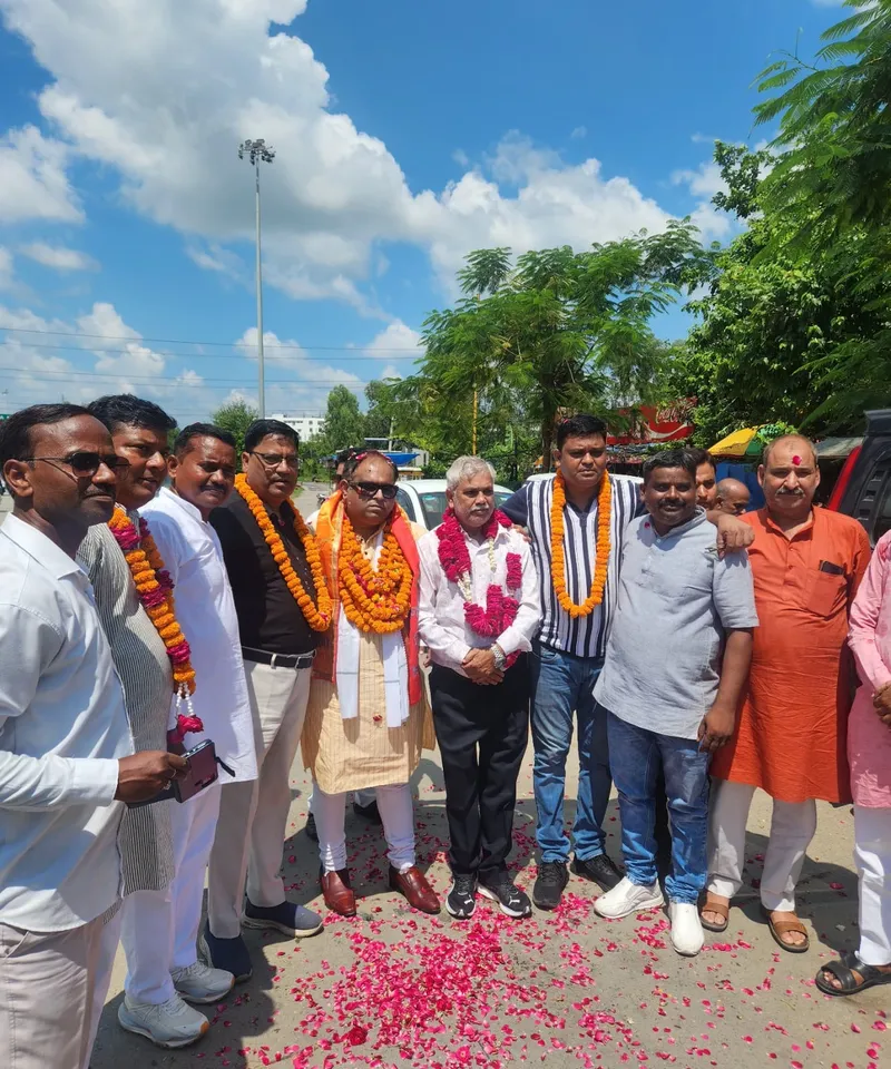 केंद्रीय आयुष मंत्रालय में हिंदी सलाहकार समिति के सदस्य दक्ष शर्मा पाराशर का बरेली पहुंचने पर स्वागत करते हुए भाजपा कार्यकर्ता