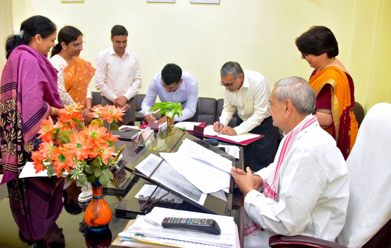 गन्ना मंत्री व अपर मुख्य सचिव की उपस्थिति में गन्ना बीज उत्पादन के लिए एमओयू पर हस्ताक्षर करते यूपीसीएसआर व एनएसआई के निदेशक
