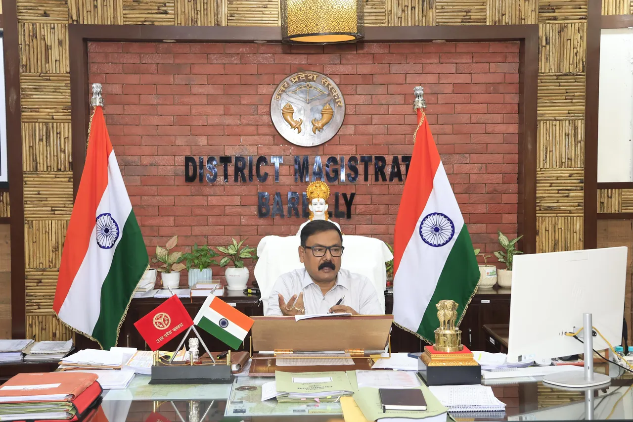 समर्थ उत्तर प्रदेश-विकसित उत्तर प्रदेश 2047 की मीटिंग में डीएम अविनाश सिंह