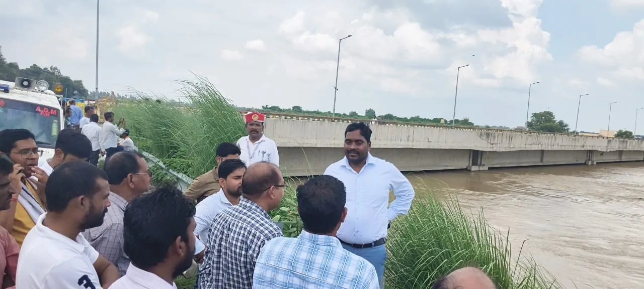 ककरा पुल की बीम से टकराकर  बह रही गर्रा नदी व सिंचाई विभाग के अभियंता से जानकारी लेते एडीएम वित्त एवं राजस्व
