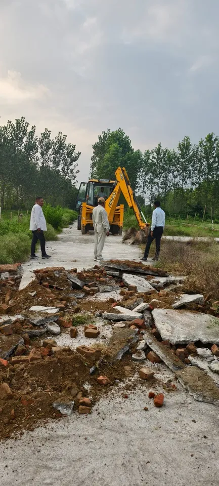 अवैध कॉलोनी पर बुल्डोजर चलाती हुई बीडीए की टीम