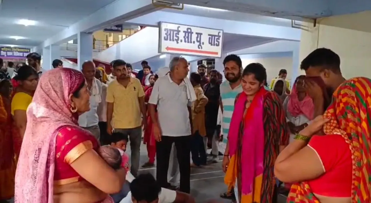 प्रसूता की मोत पर मेडिकल कालेज में रोते बिलखते स्वजन