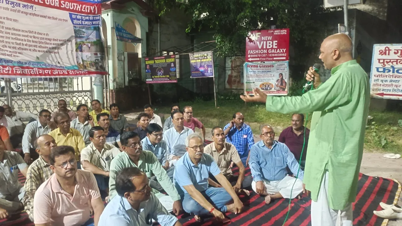 साउथ सिटी में बाढ स जल निकासी समस्या के समाधान को लेकर आयोजित धरना समाप्ति की जानकारी देते राजीव गुप्ता