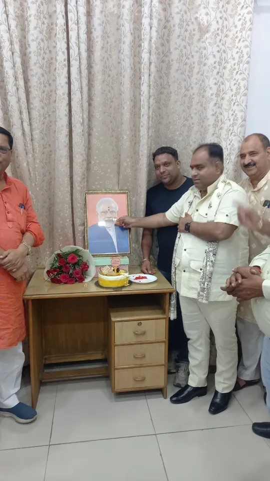 बरेली सर्किट हाउस में पीएम मोदी के जन्म दिन पर केक काटते हुए केंद्रीय आयुष मंत्रालय में हिंदी सलाहकार समिति के सदस्य दक्ष शर्मा पाराशर