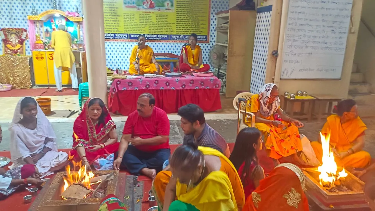 नवरात्र के शुभारंभ पर गायत्री शक्तिपीठ में हवन पूजन करते श्रद्धालु