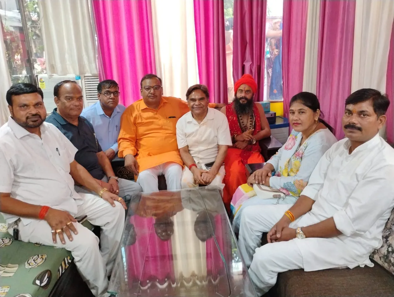 कन्या सामूहिक विवाह की जानकारी देते हुए गिरधारी लाल साहू पप्पू