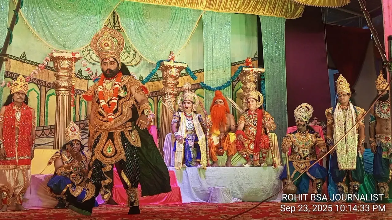 ओसीएफ रामलीला में मंचन करते कलाकार