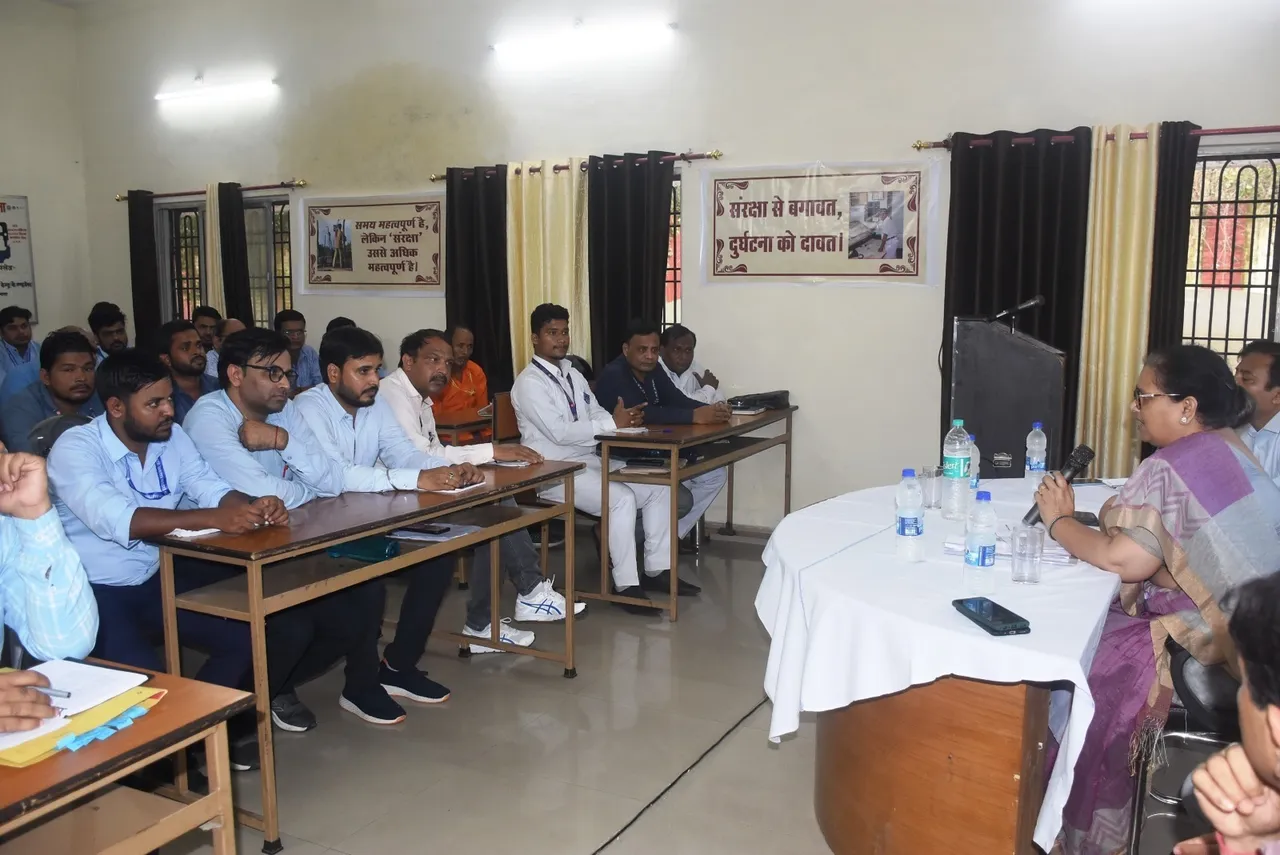 मंडल रेल प्रबंधक वाणी सिन्हा ने रेल कर्मियों को तकनीकी चीजें समझाईं