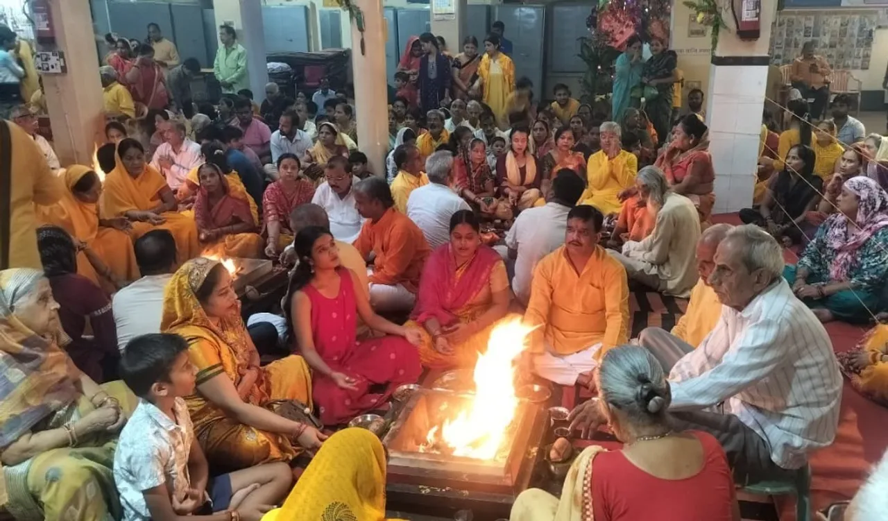 गायत्री शक्तिपीठ में नवरात्र अनुष्ठान की पूर्णाहुति करते श्रद्धालु