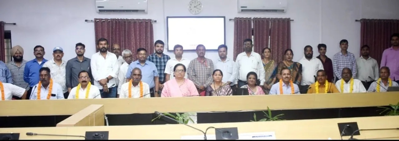 सेवानिवृत्त रेल अधिकारी और कर्मचारियों के साथ मंडल रेल प्रबंधक
