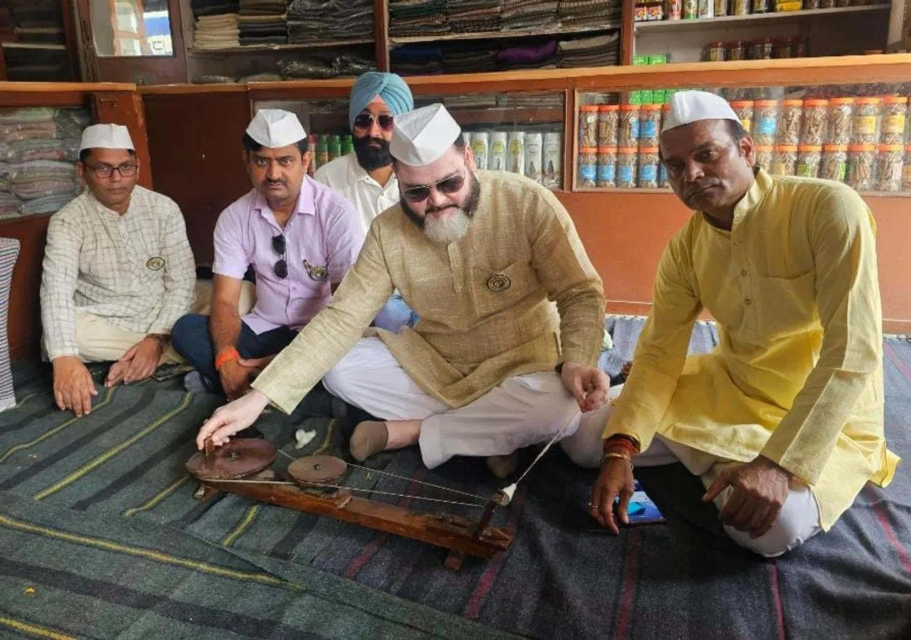 चरखा चलाते सहयोग संस्था के सदस्य