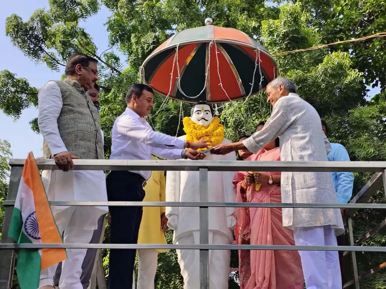 पंडित रामप्रसाद बिस्मिल की मूर्ति पर माल्यार्पण करते नगर आयुक्त साथ में एमएलसी मिथलेश कठेरिया