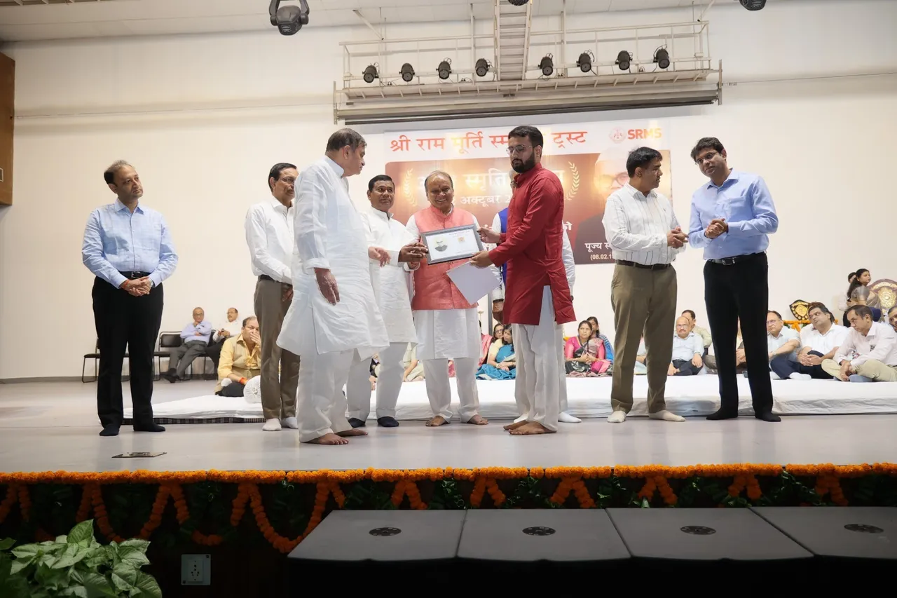 श्रीराम मूर्ति स्मारक कालेज आफ इंजीनियरिंग एंड टेक्नोलॉजी में आयोजित स्वतंत्रता सेनानी श्रीराम मूर्ति की 37वें स्मृति दिवस पर गुरुवार को पीजीआई चंडीगढ़ के वरिष्ठ प्राध्यापक एवं पूर्व विभागाध्यक्ष सर्जरी प्रो. एसएम बोस को राम मूर्ति प्रतिभा अलंकरण से सम्मानित करते वन व पर्यावरण मंत्री डा.अरुण कुमार और एसआरएमएस ट्रस्ट के चेयरमैन देव मूर्ति